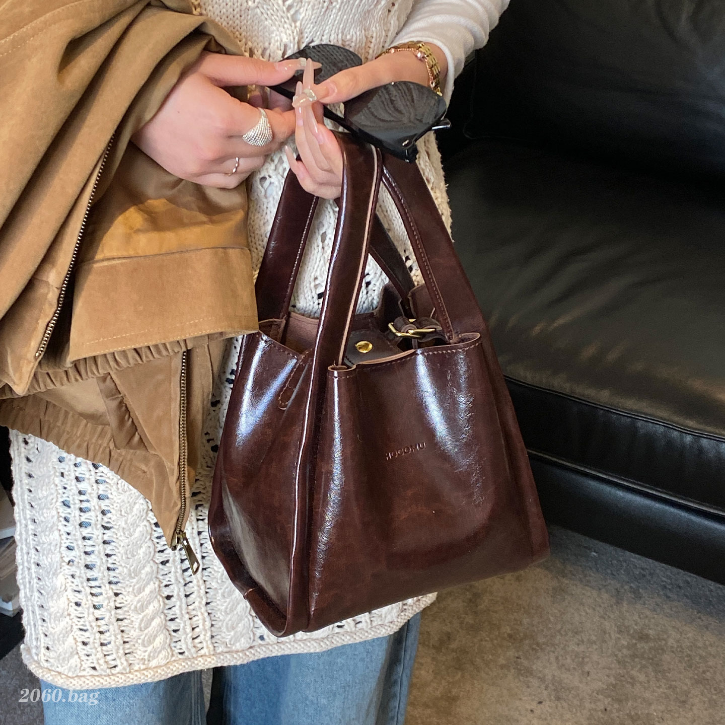 时尚简约油蜡皮水桶包包2025新款复古韩版ins简约冬季单肩斜跨包