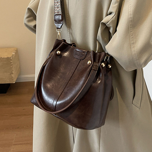 时尚 秋冬复古通勤水桶包小众高级质感单肩包 百搭小包包女2025新款