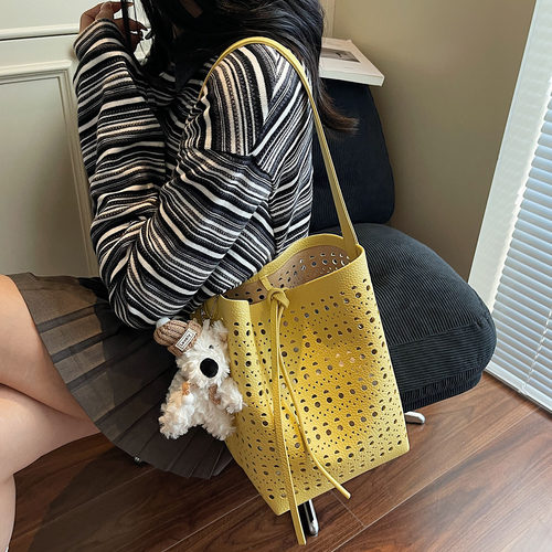 2026新款时尚百搭潮流高级感单肩斜挎包女高级感大容量腋下水桶包