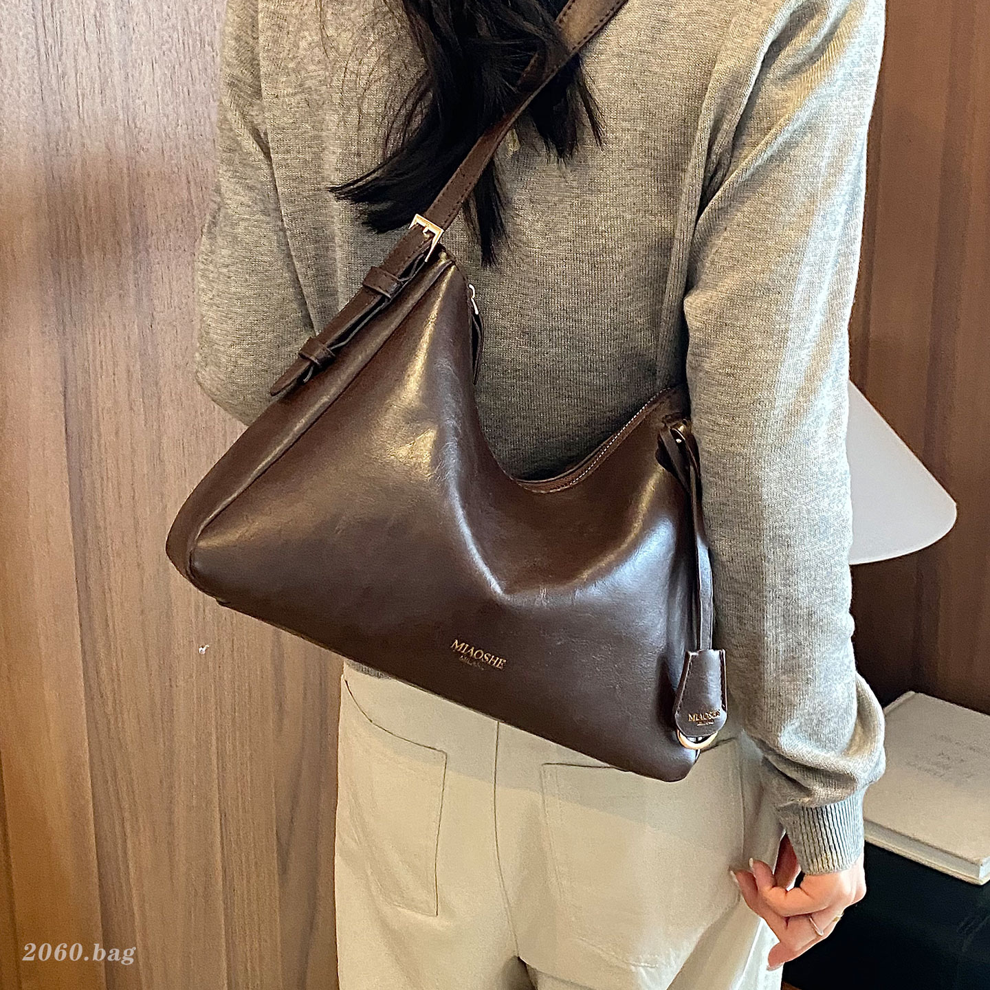 简约大容量HOBO包女2026新款通勤单肩斜挎包高级质感休闲时尚潮图片