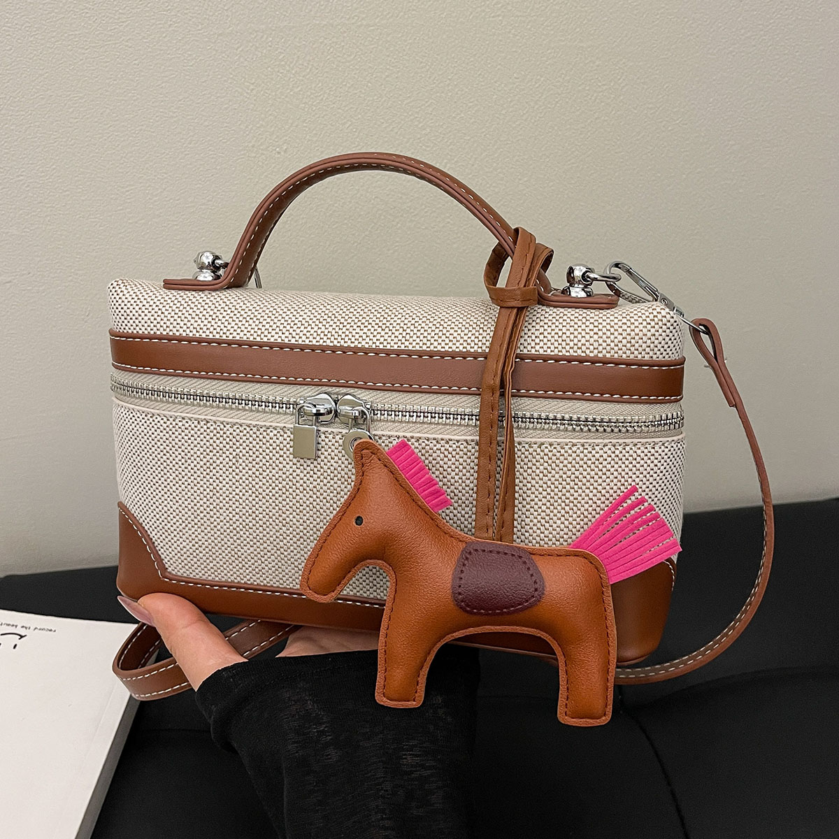 2025年新品上市时尚潮流水桶包