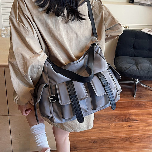 大容量机车辣妹包2026夏新款复古男女同款街头潮多口袋休闲单肩包