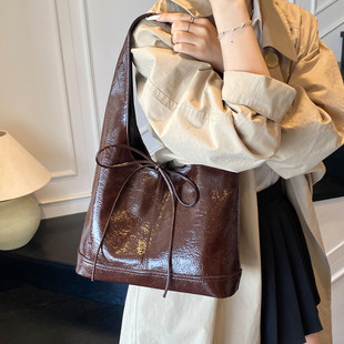 女式 高级感蝴蝶结油蜡皮大包包2025新款 百搭通勤韩国气质单肩包