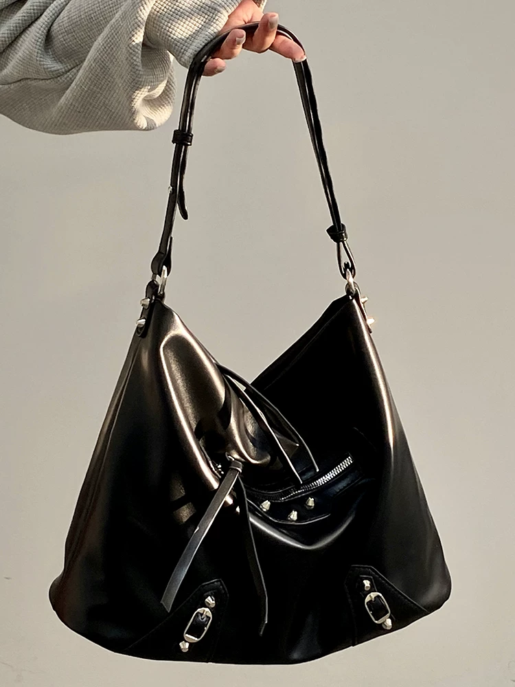 Капиазная сумка через плечо с надлавом Capacious one-shoulder bag