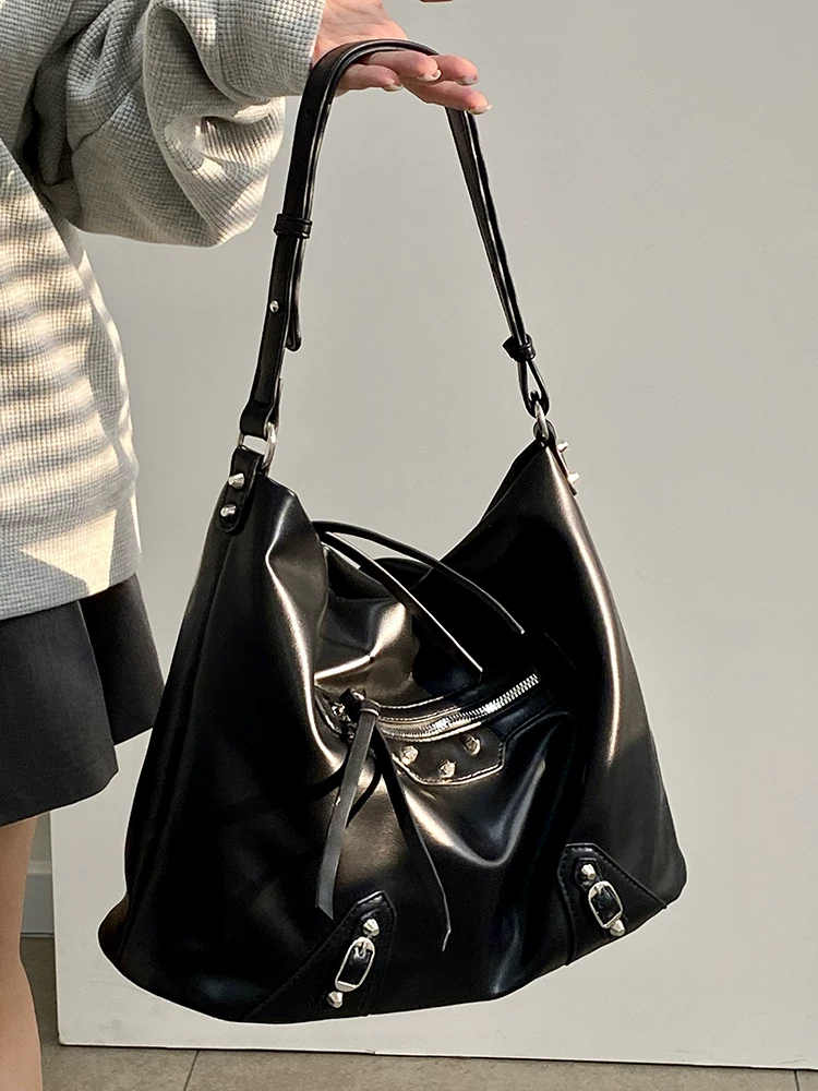 Капиазная сумка через плечо с надлавом Capacious one-shoulder bag