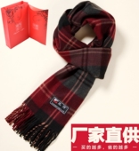 女士中年人礼盒装 中老年围巾 女男围巾加厚保暖大红色年会纯红色