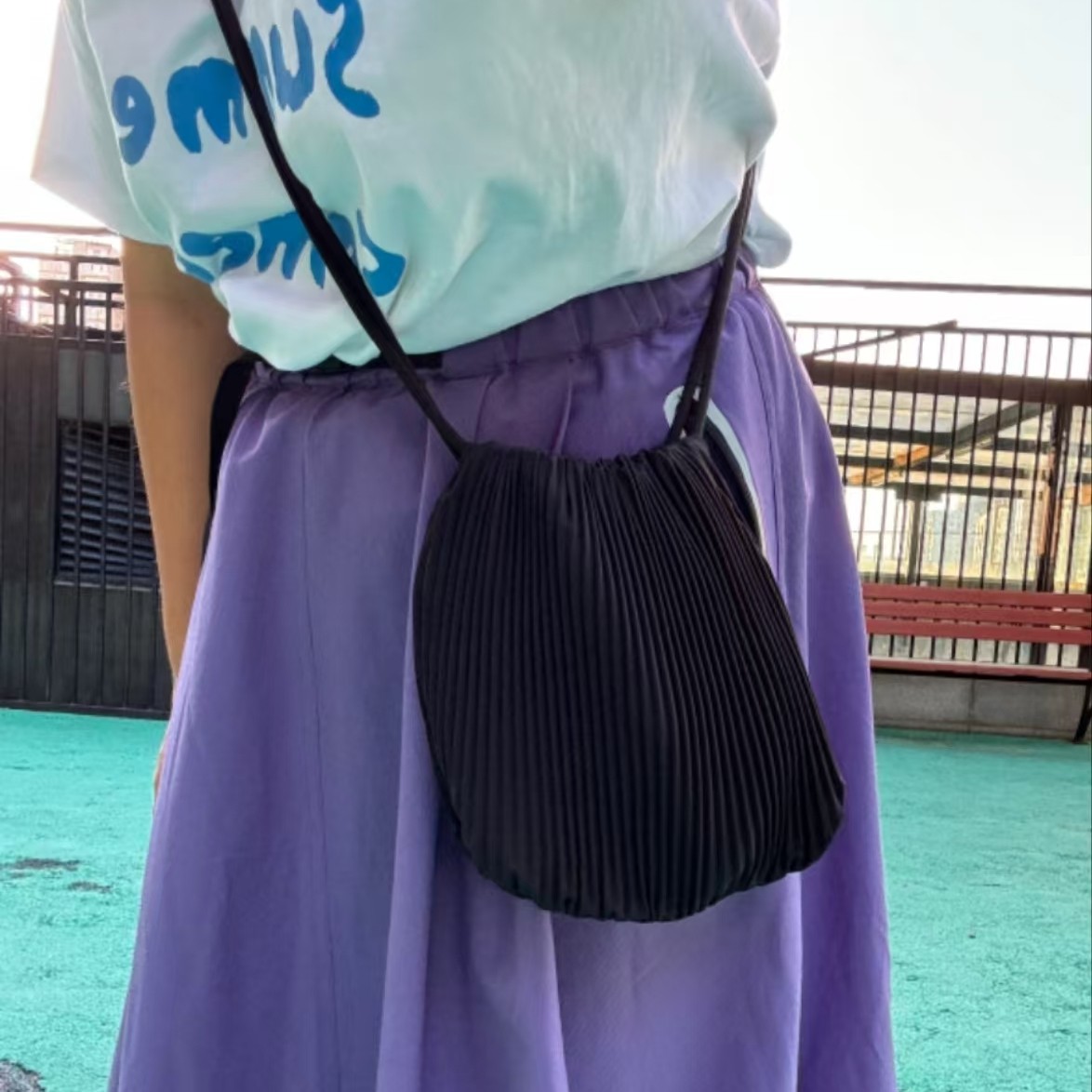 小黑包不规则褶皱贝壳包黑色新品春秋穿搭女包 大小：9-15-6