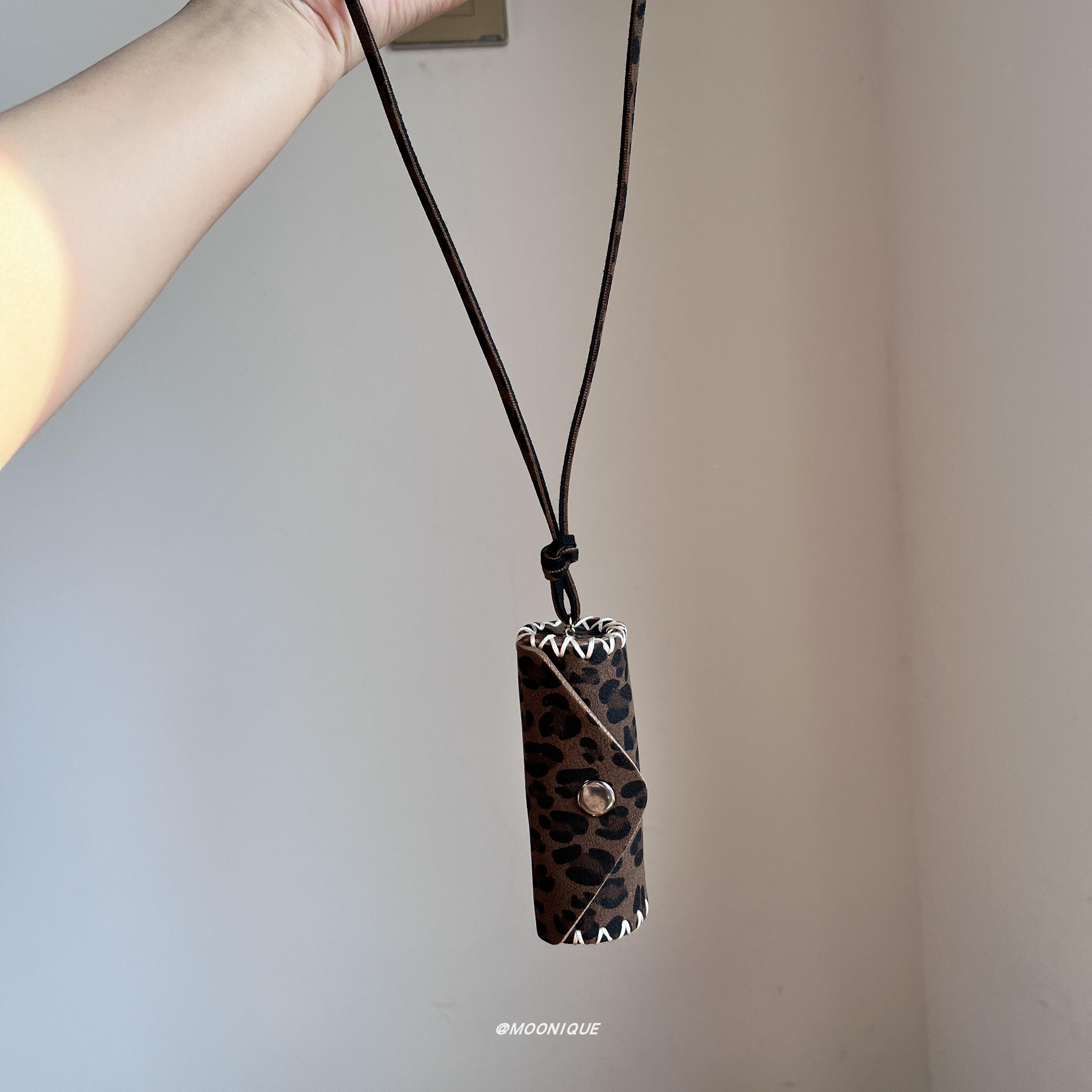 复古美拉德咖色皮质包包吊坠项链2025新款小众设计长款挂脖毛衣链