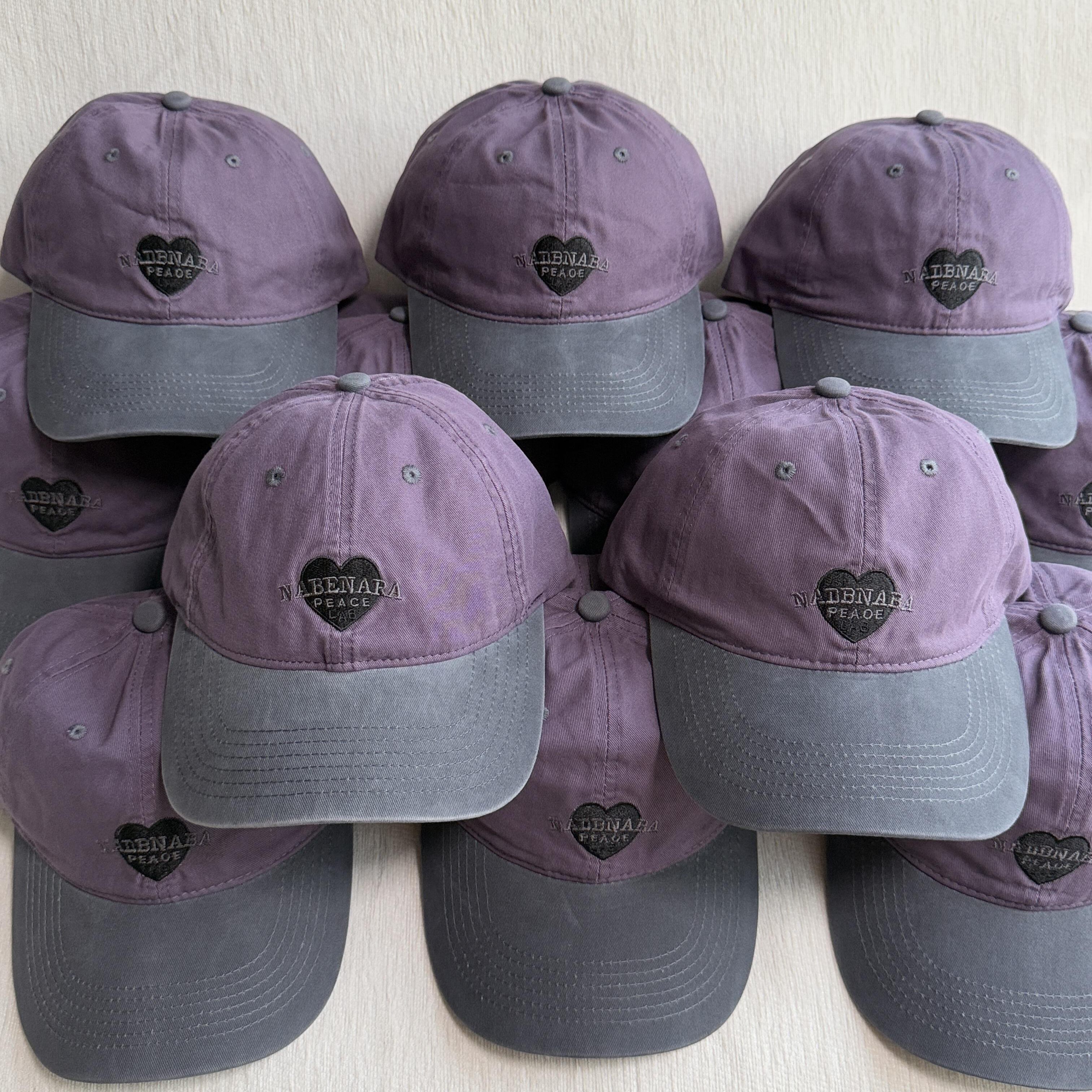 温柔低饱和度紫灰拼色英文爱心刺绣鸭舌帽子女显脸小大帽檐棒球帽