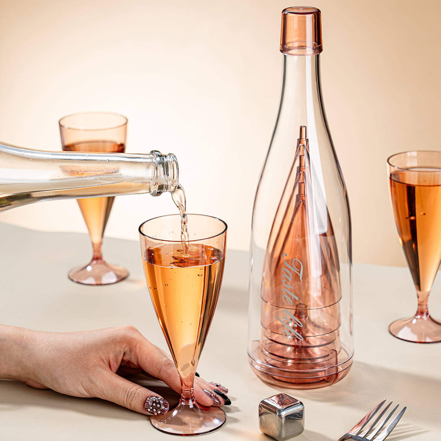 日本户外便携式红酒香槟杯塑料酒