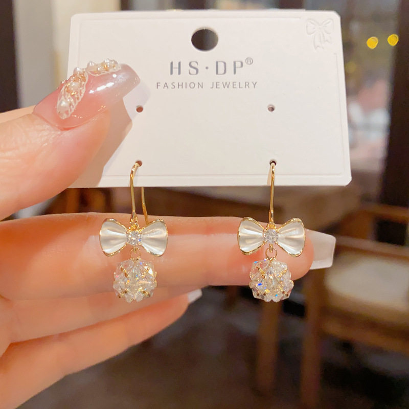 小众简约薄涂蝴蝶结球球耳钩女轻奢时尚百搭设计感高品质耳环