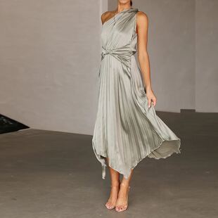 欧美气质酒会斜领单肩聚会连衣裙不规则无袖收腰百褶缎面长裙子女