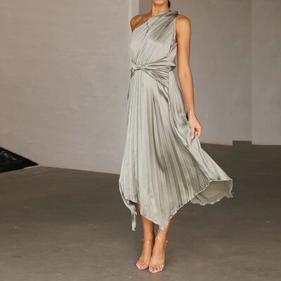 欧美气质酒会斜领单肩聚会连衣裙不规则无袖收腰百褶缎面长裙子女