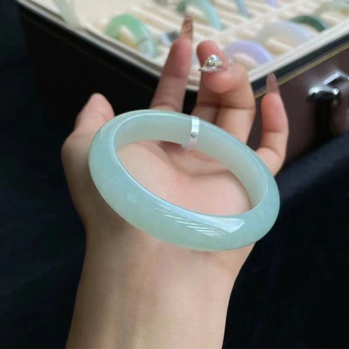老凤玉镯缅甸翡翠手镯冰种老坑阳绿正品玉手镯浅绿飘花正圈玉镯子