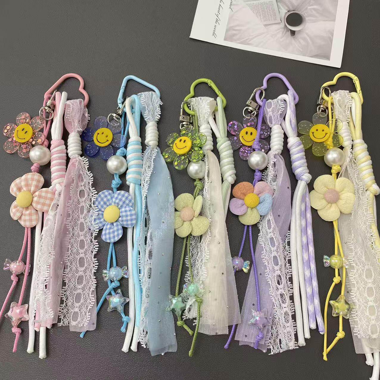 笑脸花朵挂绳蝴蝶结蕾丝miu包包挂链串珠挂件链书包挂饰
