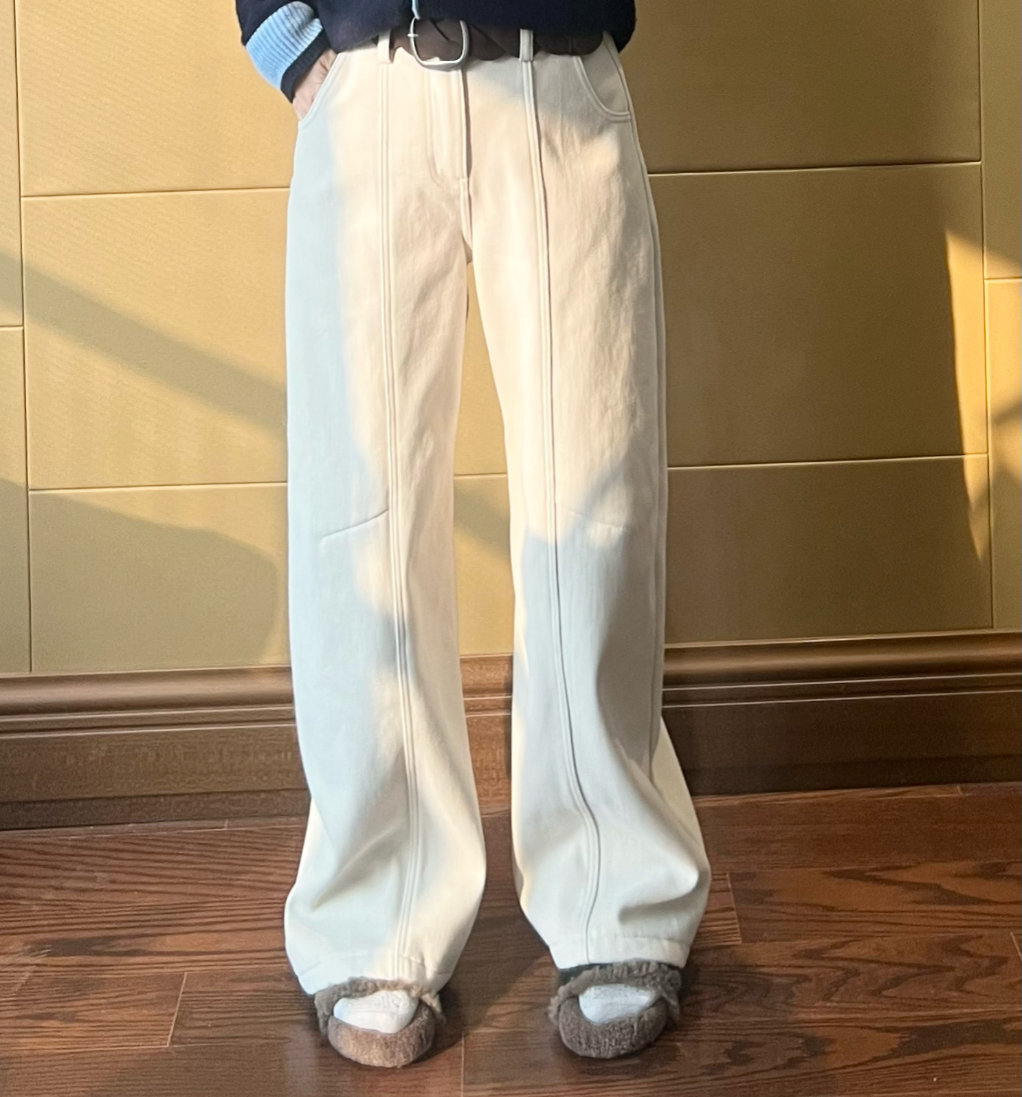 设计师款加绒加厚牛仔裤女秋冬新款高腰显瘦弯刀裤长裤送腰带米白