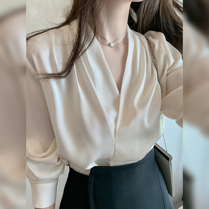 白色V领缎面衬衫2026新款法式通勤内搭西装高级上衣职业白衬衣女