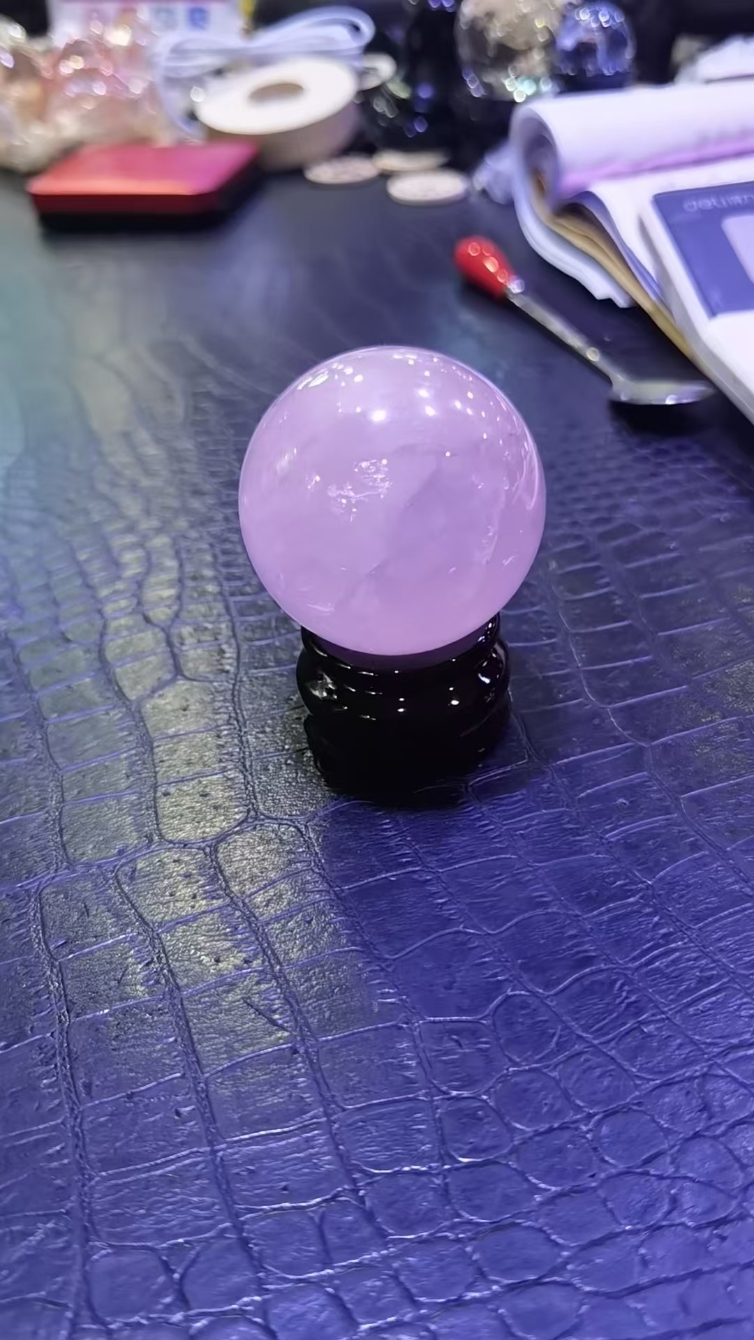 天然粉水晶球摆件招财原石家居办公情侣风水球客厅无优化玄关木托,家居饰品,装饰摆件,淘宝优惠券,粉丝福利购,淘宝优惠卷