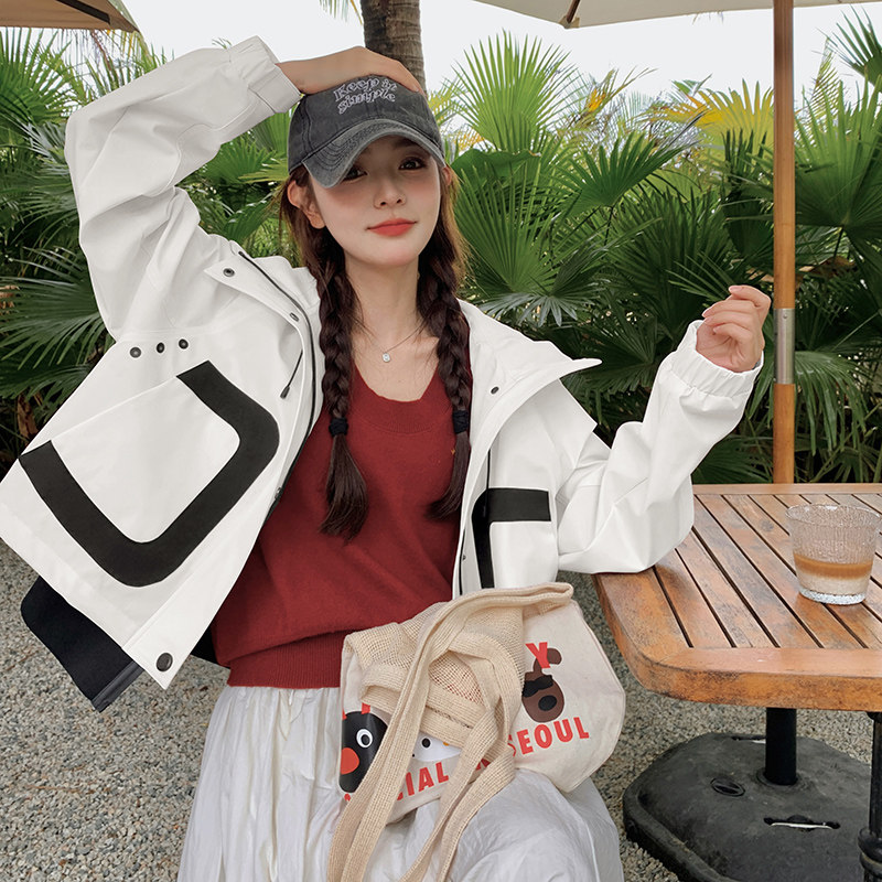 现货2024图新款假两件设计感冲锋衣外套8586-P155-K228,女装短外套,2C301