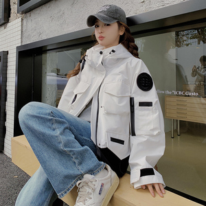 白色高级感连帽工装冲锋衣短外套女2025春秋新款气质百搭甜酷夹克图片