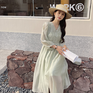 温柔风浅绿色连衣裙女2025夏季新款法式V领收腰减龄气质茶歇长裙图片