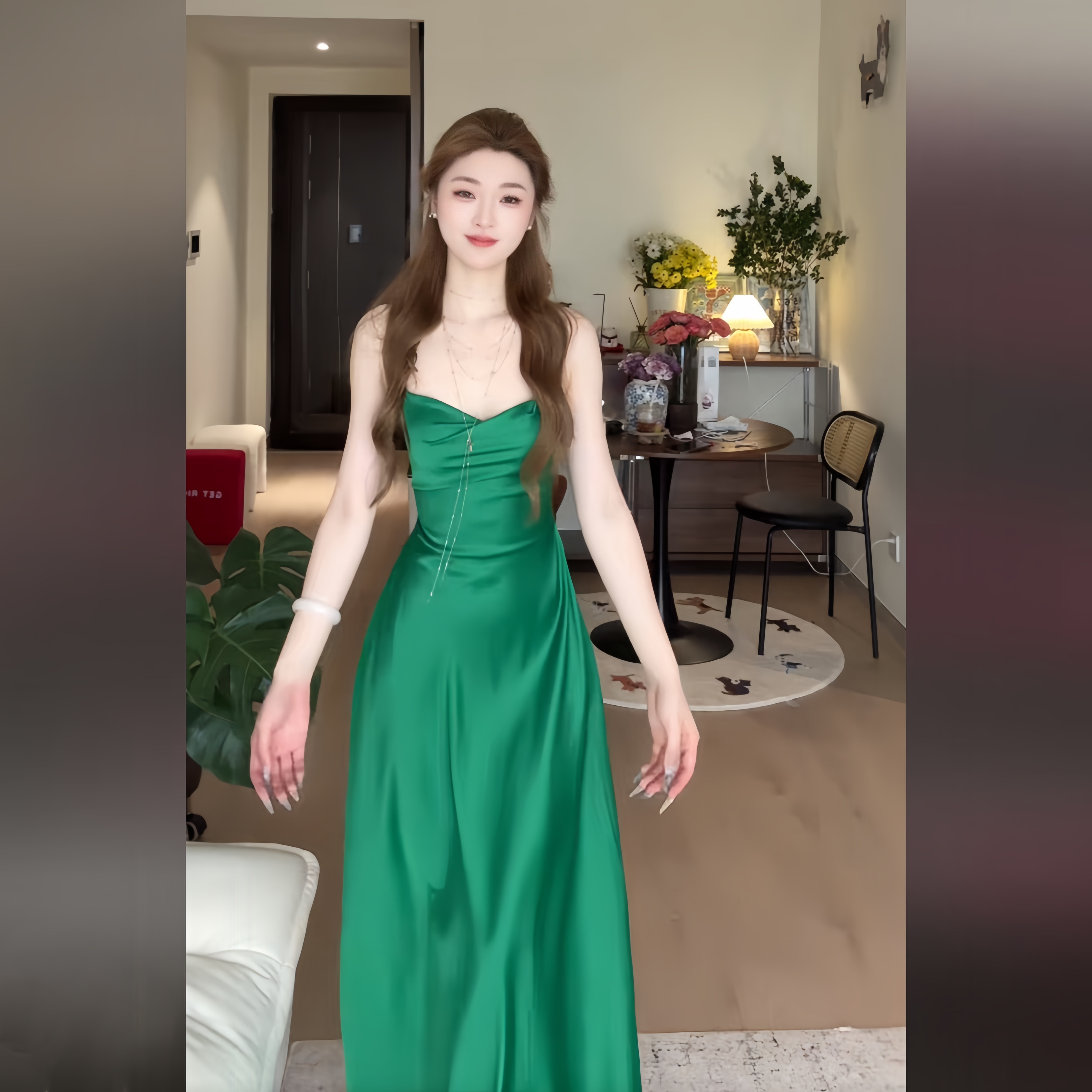 法式高级感缎面绿色吊带连衣裙女2025新款性感露背绑带气质长裙子
