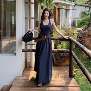法式设计感挂脖吊带连衣裙女夏季日常款深青色收腰气质度假风长裙