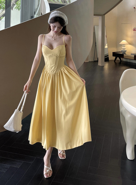 法式复古度假风黄色吊带连衣裙女夏季新款高级感气质茶歇中长裙子