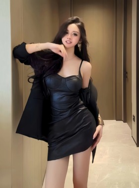 2025新款黑色性感辣妹包臀皮裙子秋季高级感短款吊带内搭连衣裙女