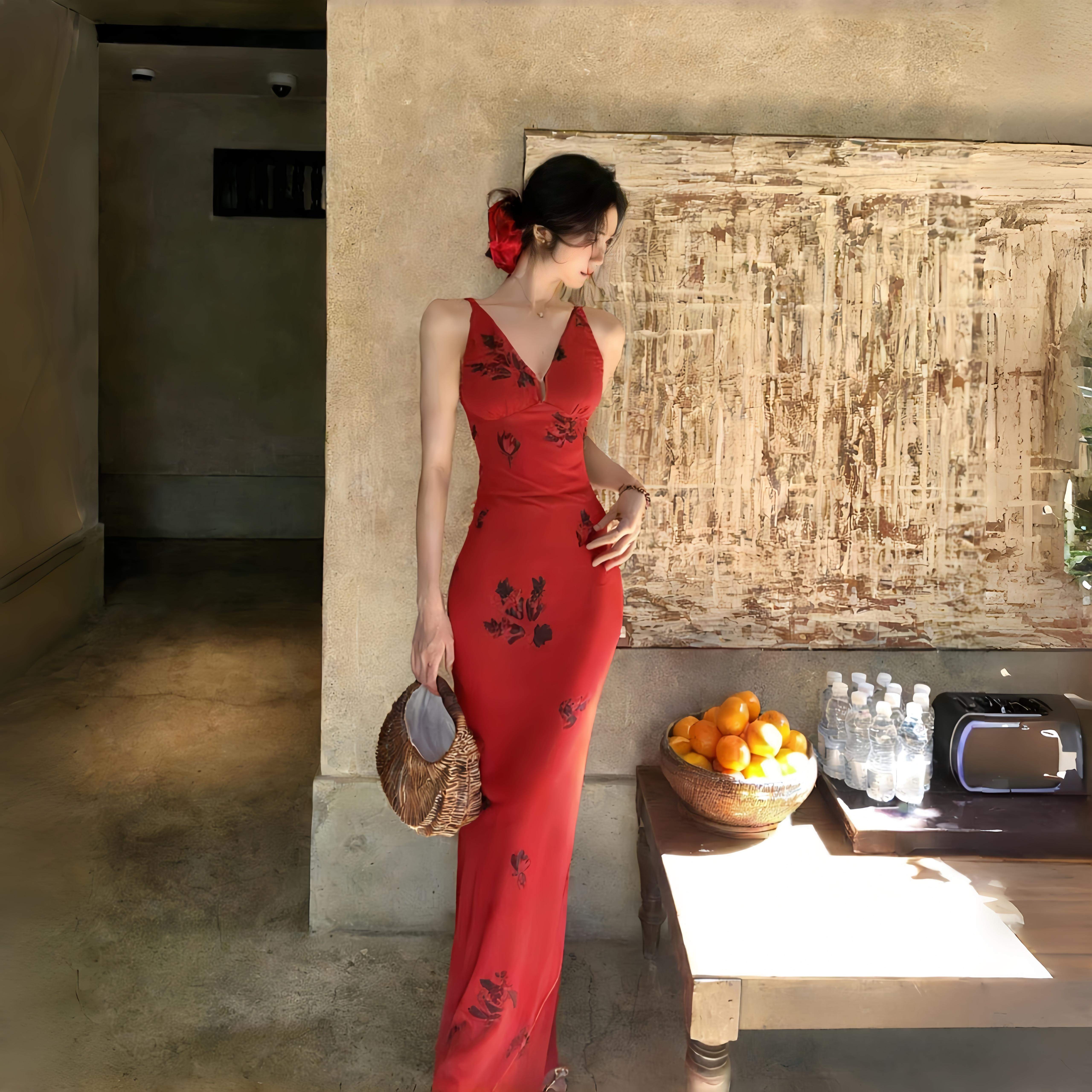 云南度假穿搭法式复古性感v领红色连衣裙女绝美海岛出片包臀长裙