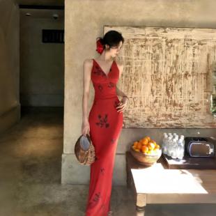 云南度假穿搭法式复古性感v领红色连衣裙女绝美海岛出片包臀长裙