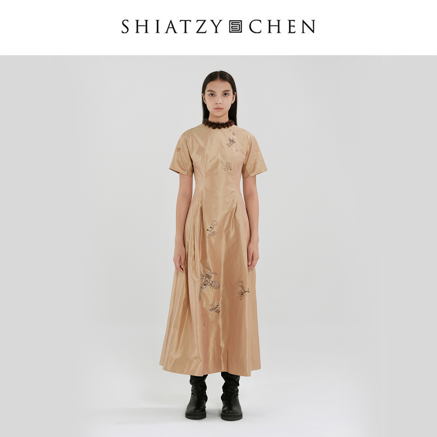 SHIATZY CHEN/夏姿·陈25年秋冬无边系列刺绣毛球领连衣裙659515