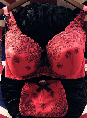 70G75G80G大杯爆乳聚拢深V上托本命年新婚红色中国风复古文胸套