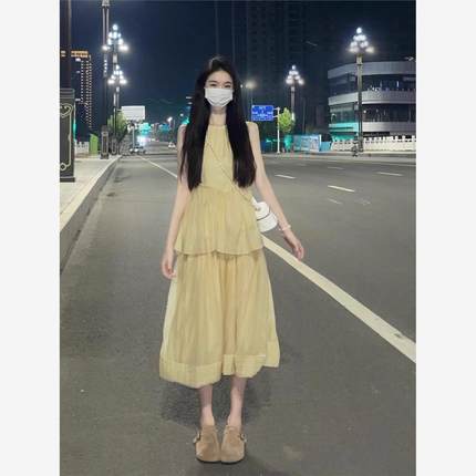 淡黄色吊带连衣裙女夏多巴胺小个子新疆旅行海边度假蛋糕沙滩长裙