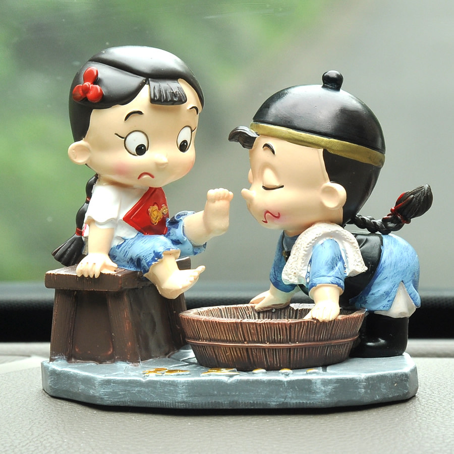 创意汽车摆件可爱车上内装饰品保平安阿二知足洗脚情侣树脂摆件