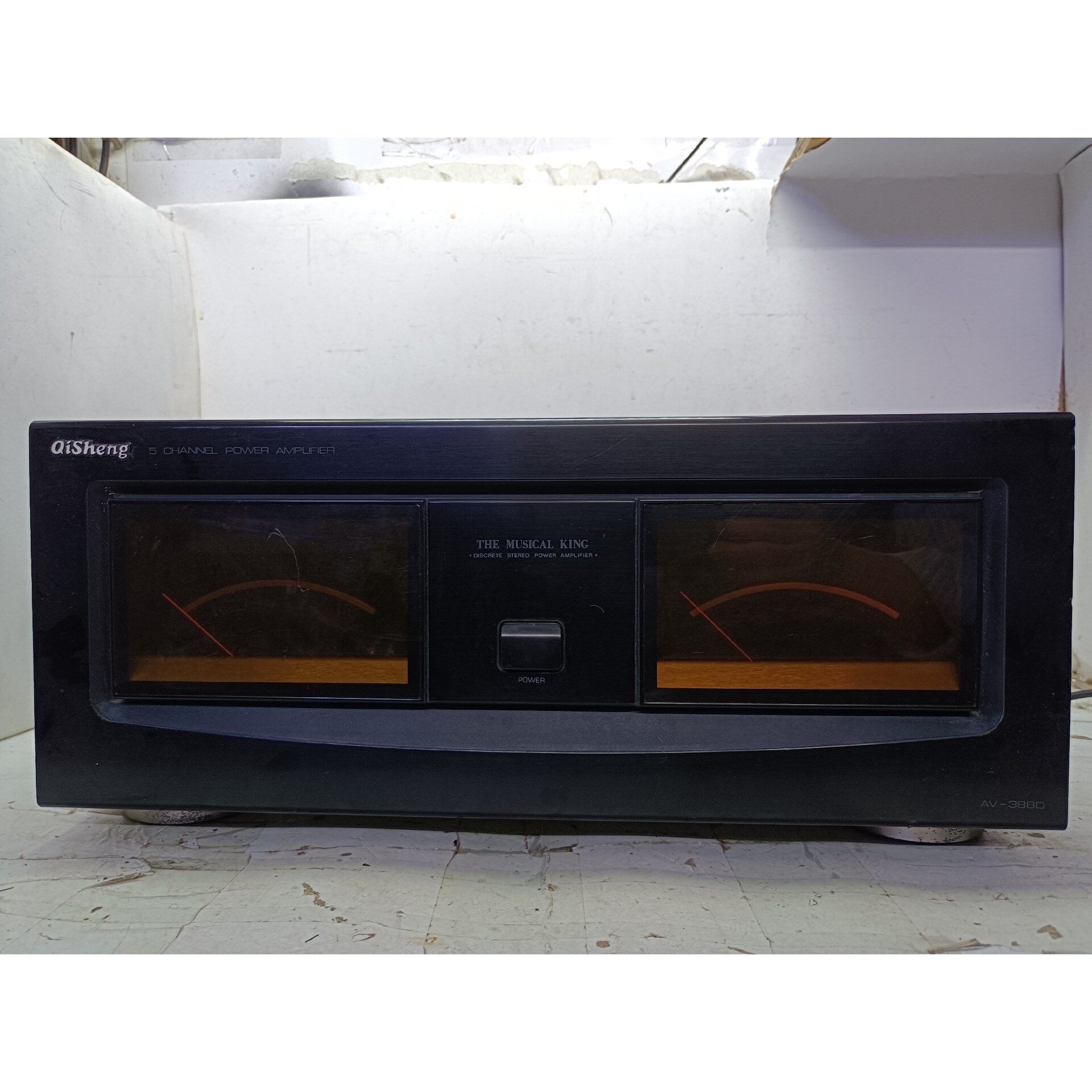 奇声八管后级功放机,av-388d.通电,放音正常,表针会随