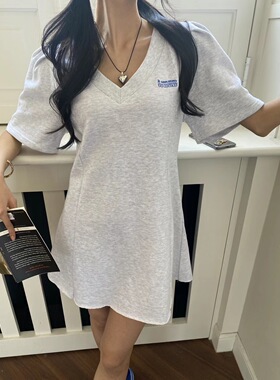 休闲连衣裙女2023春夏新款韩版时髦洋气V领字母收腰显瘦A字裙短裙