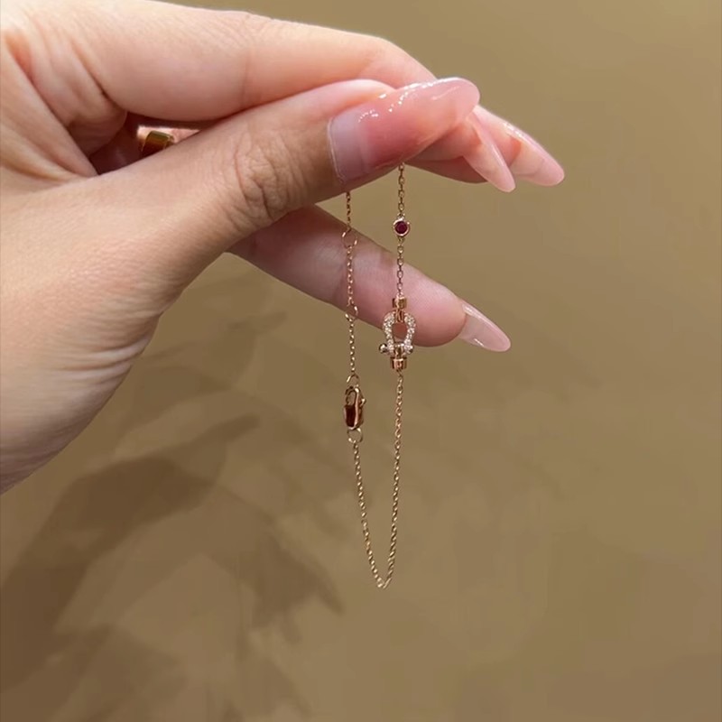 S925纯银微镶细闪红水晶马蹄扣