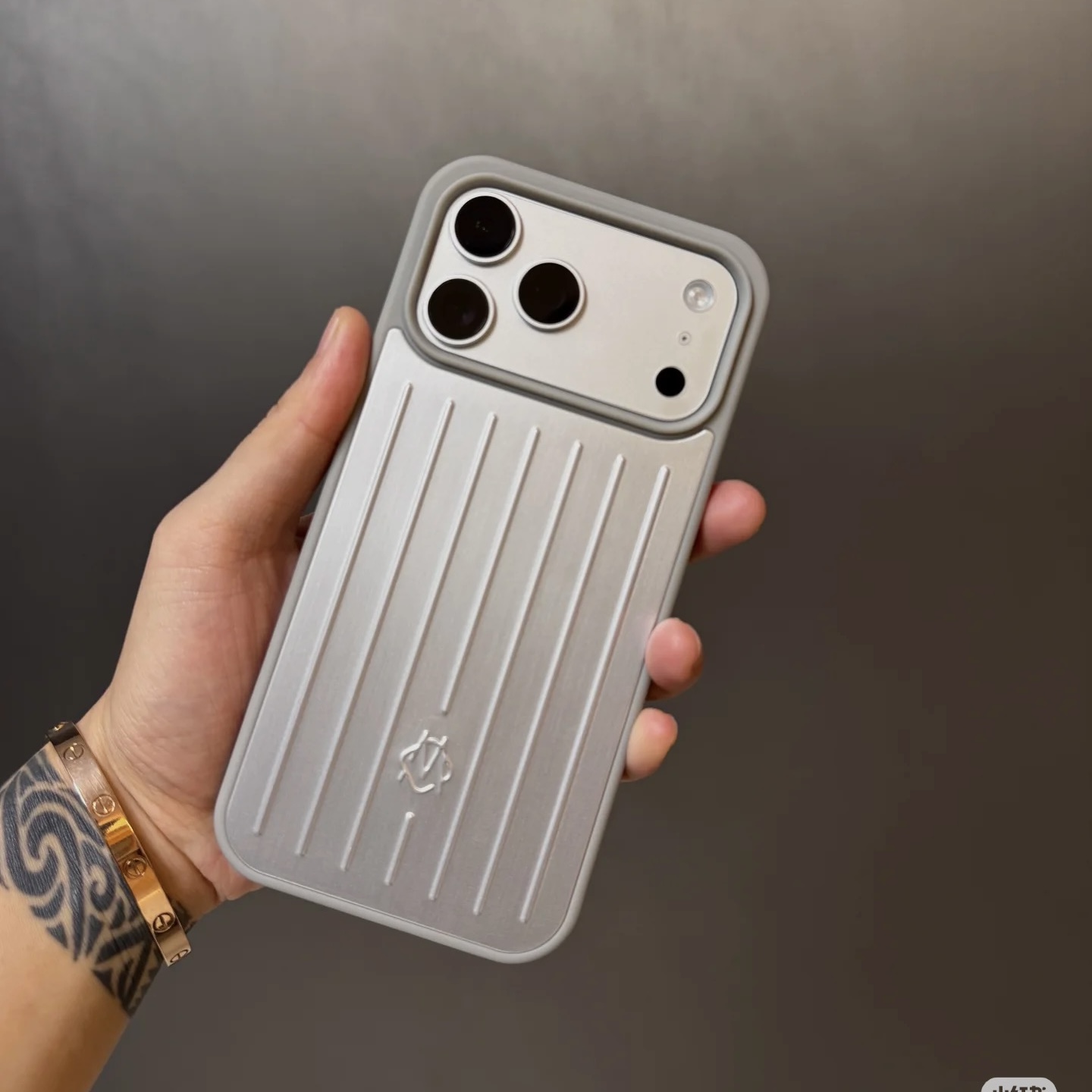 适用于大牛&日默瓦苹果17promax钛金色手机壳rimowa行李箱17pro磁吸手机壳6.7寸保护套新款时尚特别版保护套