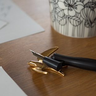 当燕子栖息于餐桌 日本制锡器镀金筷子架筷枕餐具架笔架摆件茶宠