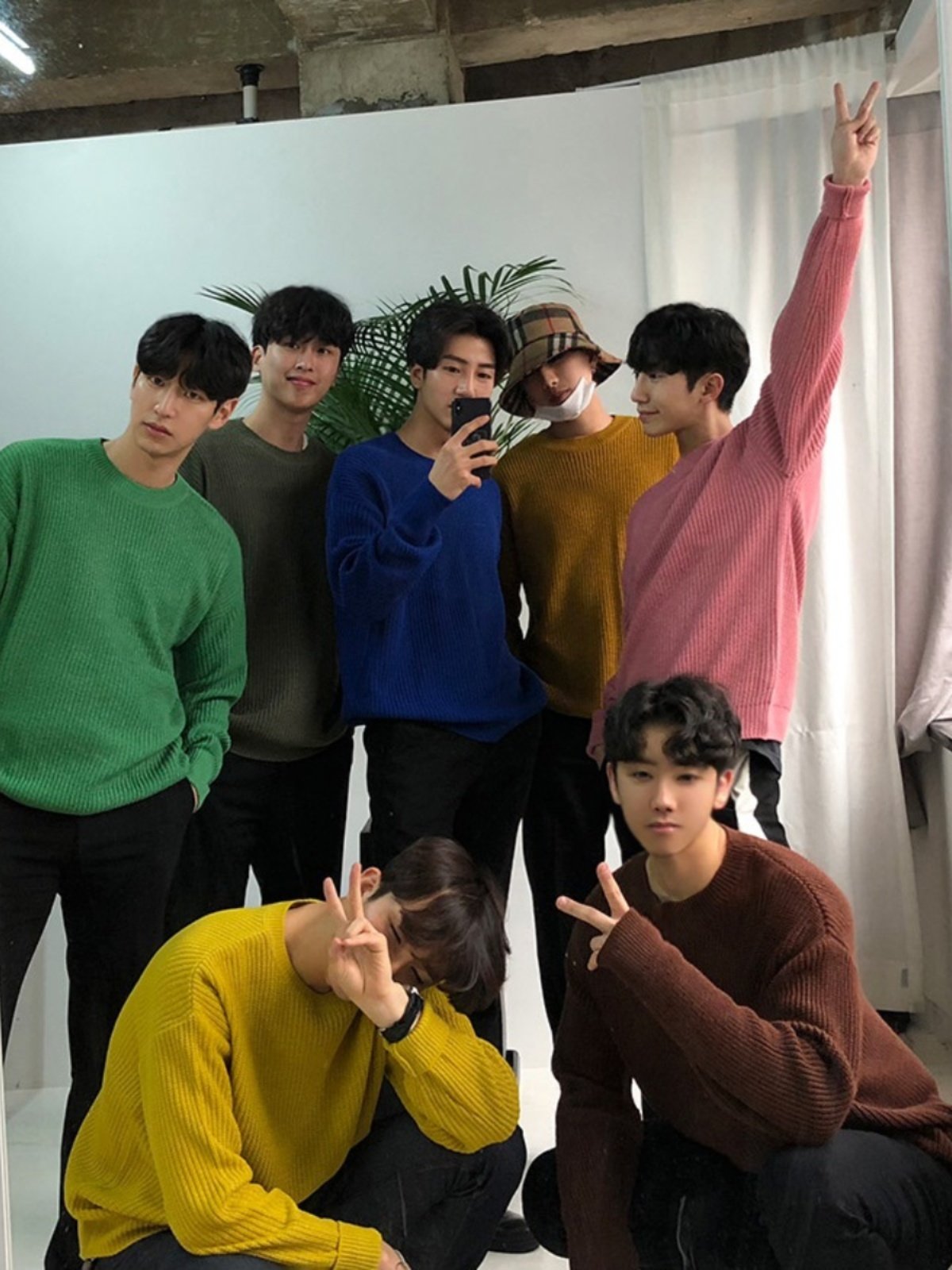 스웨터 남성 니트 스웨터 가을 겨울 신선한 바닥 스웨터 풀오버 라운드 넥 일본 캐주얼 따뜻한 스웨터 인터넷 연예인 같은 스타일