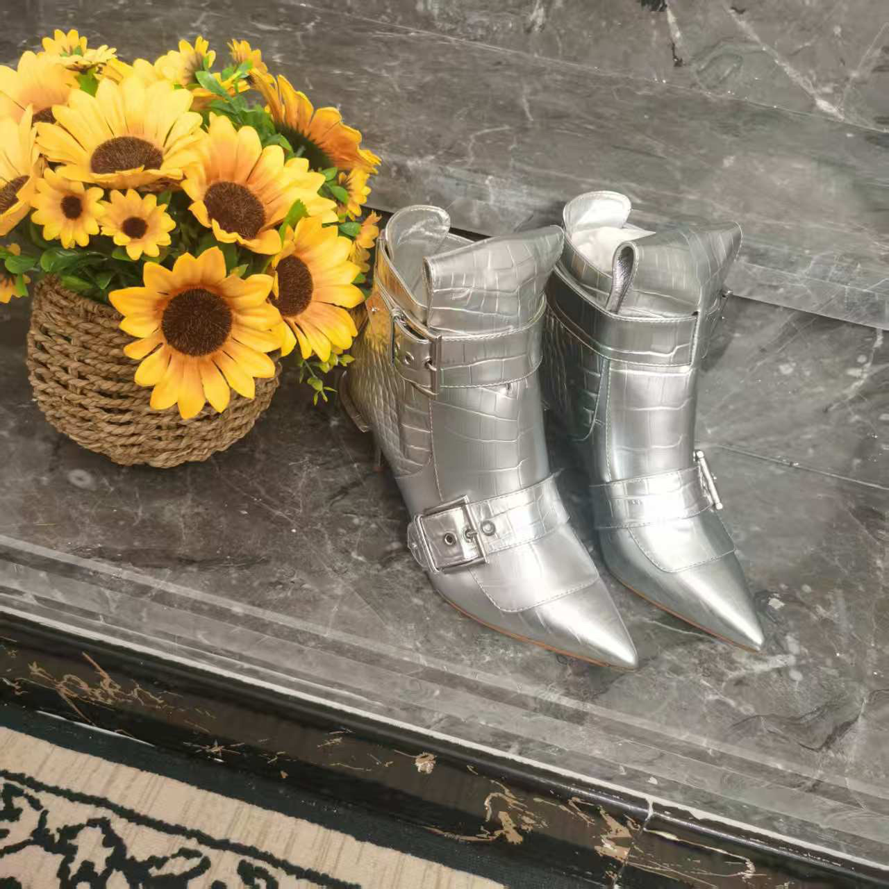 蘑菇英国代 银色鳄鱼纹牛皮亮面尖头高跟短靴