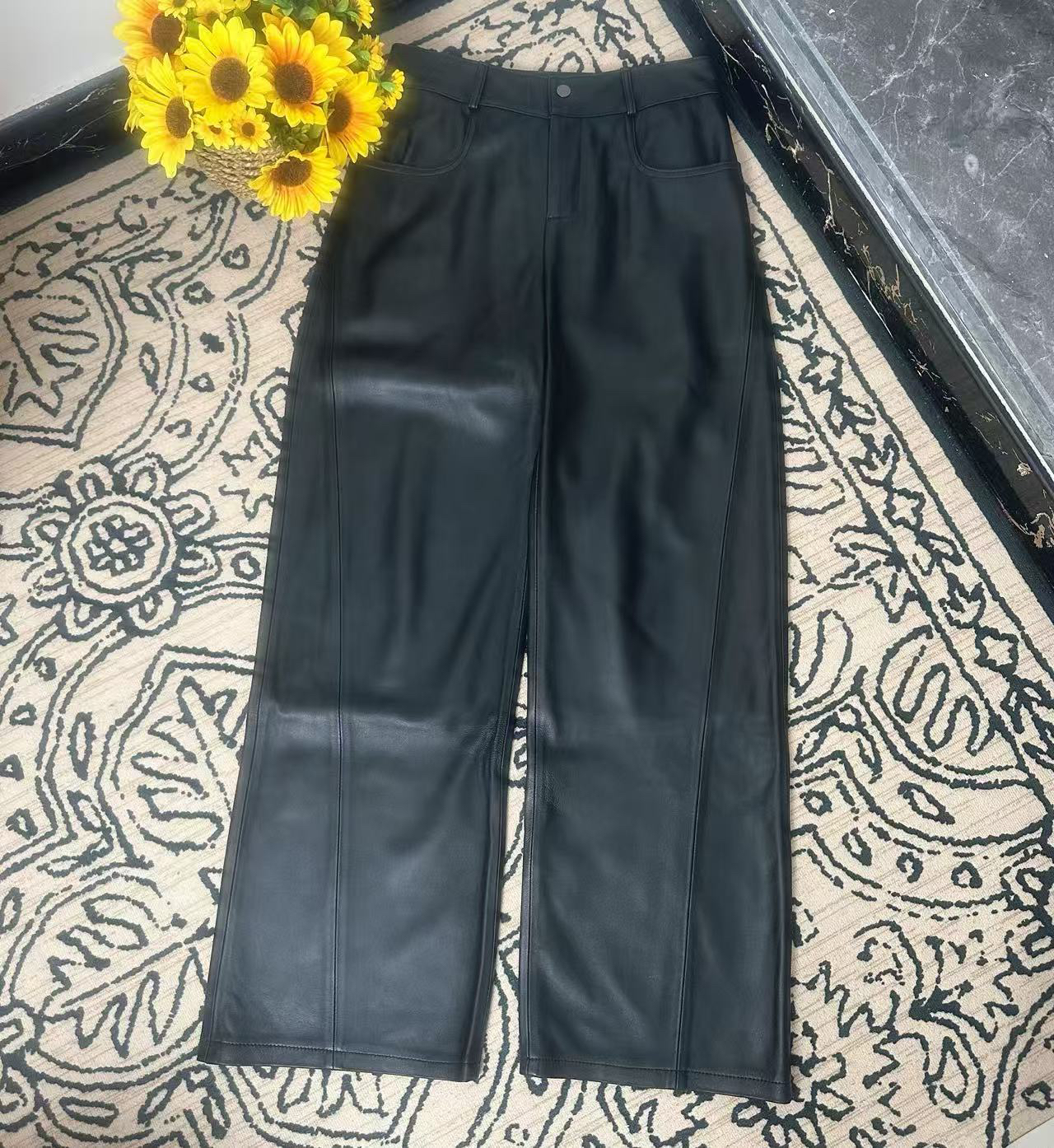 蘑菇英国代 TYZHURA 25新款 黑色阔腿直筒高腰小羊皮皮裤