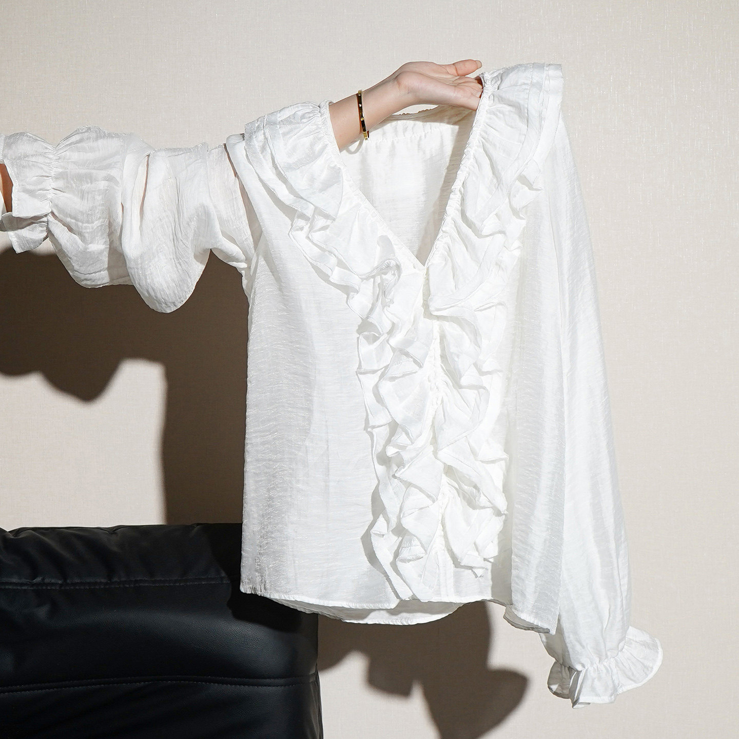 it :CHOCOOLATE法式白色V领喇叭长袖衬衫女超好看木耳边气质上衣