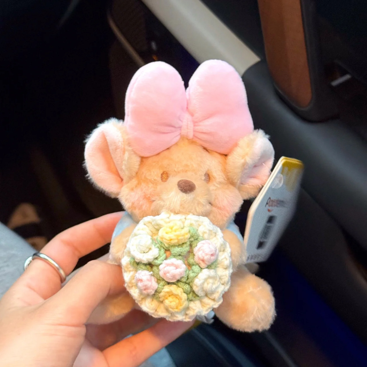 可爱垂耳兔抱玫瑰花束玩偶小兔子包包挂件汽车钥匙扣饰送闺蜜女友