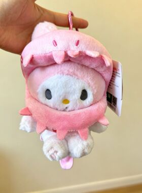 超萌粉色美乐蒂恐龙骨架毛绒包挂