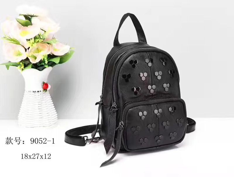 XD 炫動 多隔層小羊皮胸包軟皮時尚個性鉚釘大容量旅行雙肩背包女