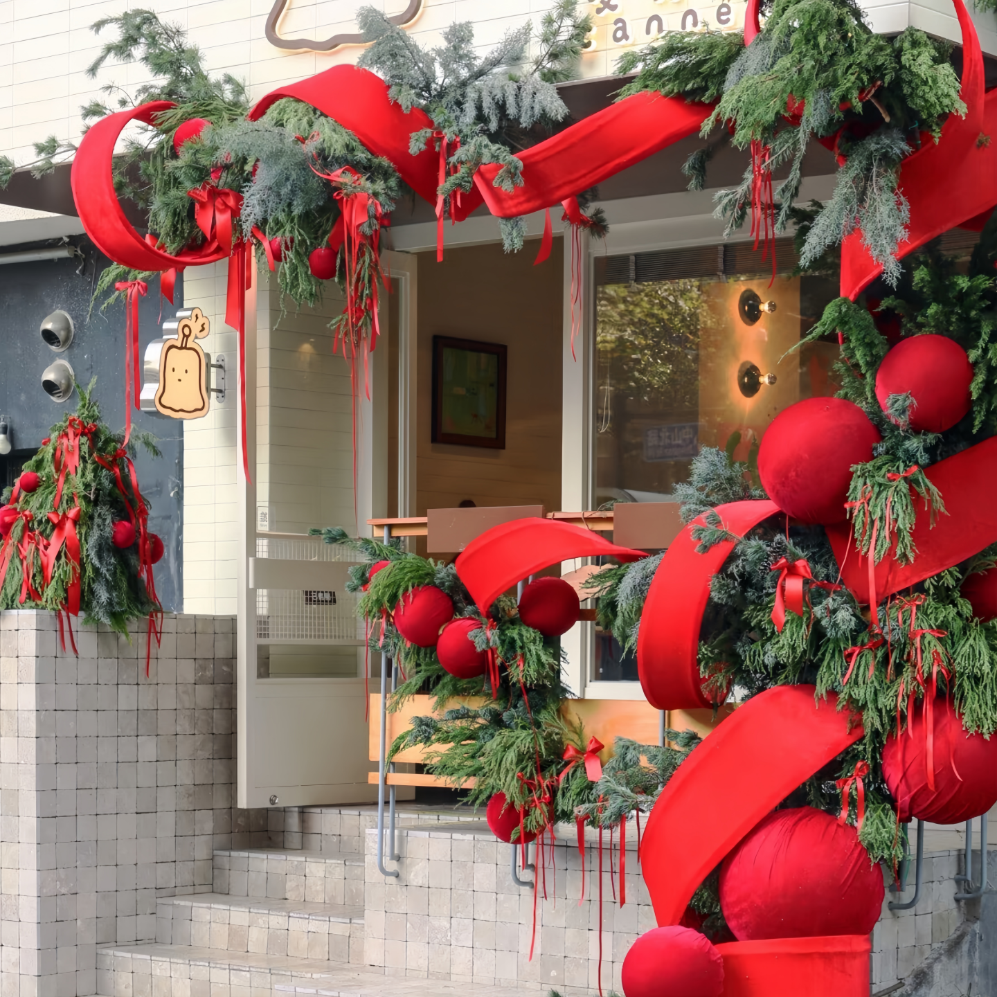 圣诞节店铺橱窗波浪弧形绒布带新年红绒布球天竺少女装饰美陈打卡