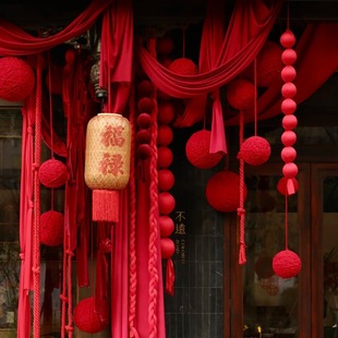 新年店铺红色布幔泡沫球毛线球门头挂饰场景氛围打卡美陈装置布置