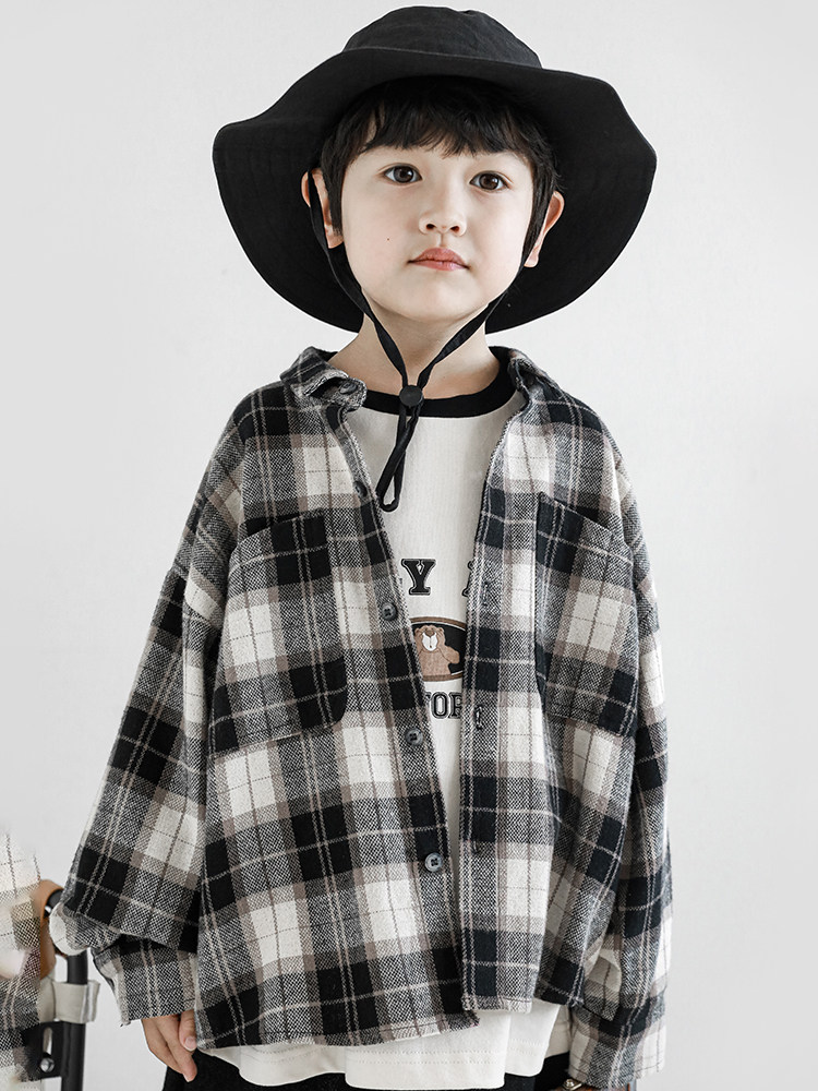 어린 아이들의 바둑판 베벨 포켓 예술적 옷깃 코트 소년 잘 생긴 셔츠 2024 새로운 가을 의류 트렌드